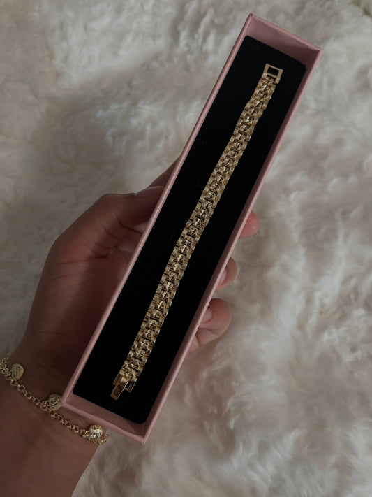 GOLDEN EMBRACE BRACELET